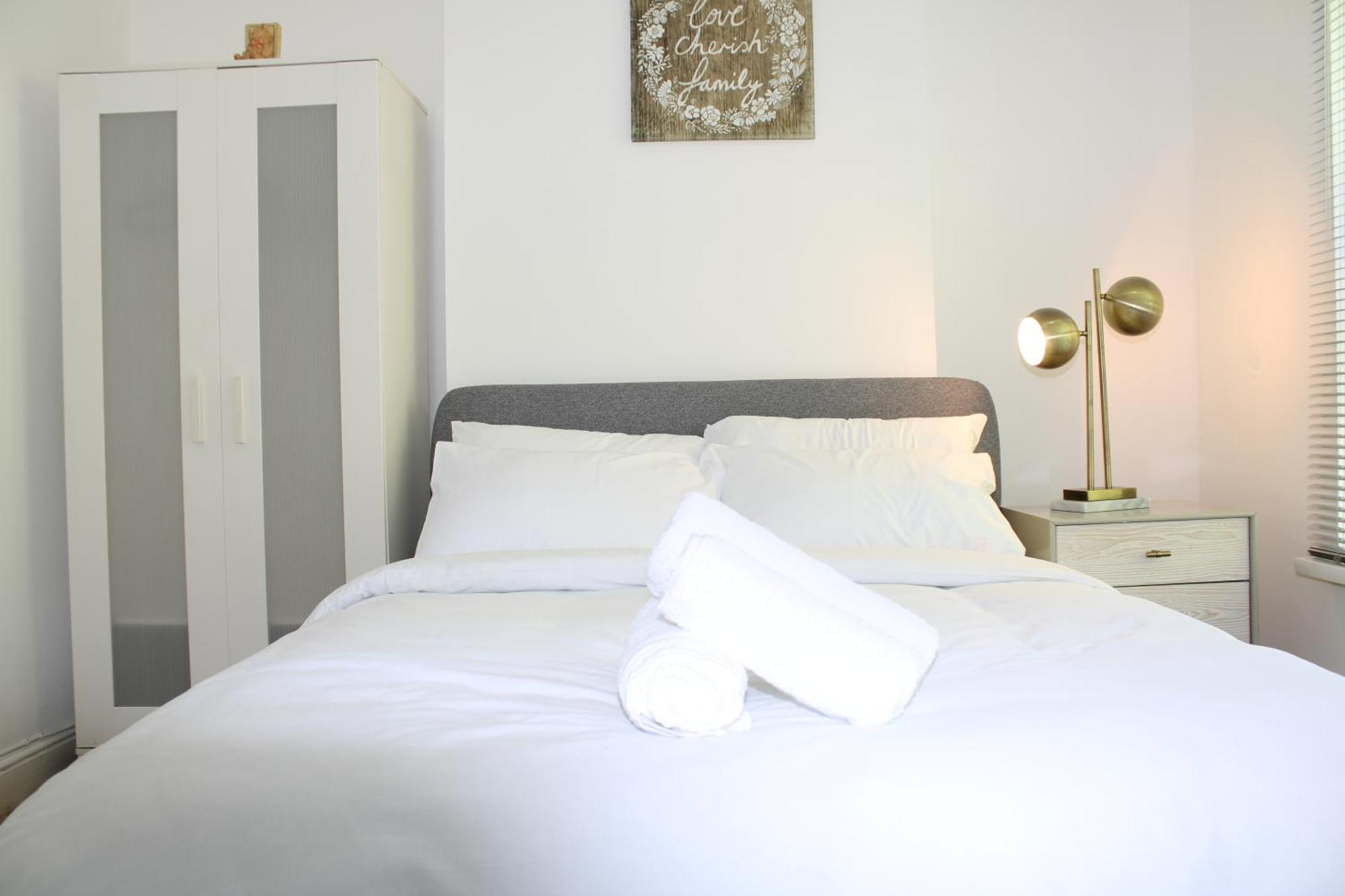 F2S Serviced Apartments 2Bedroom Terrace House With Free Wifi Netflix Suitable For Contractors Walking Distance To Train Station Derby Exterior photo